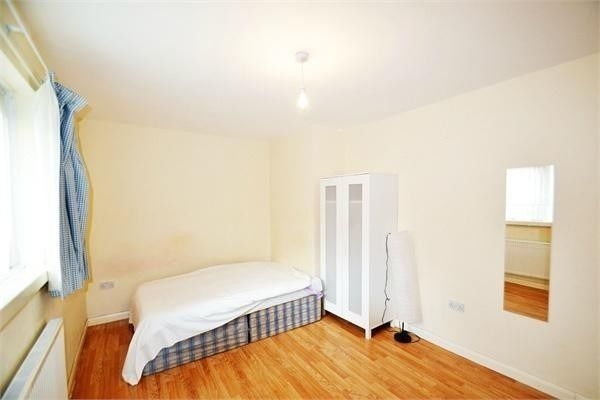 5 bedrooms, Mead Plat, NW10 0PD